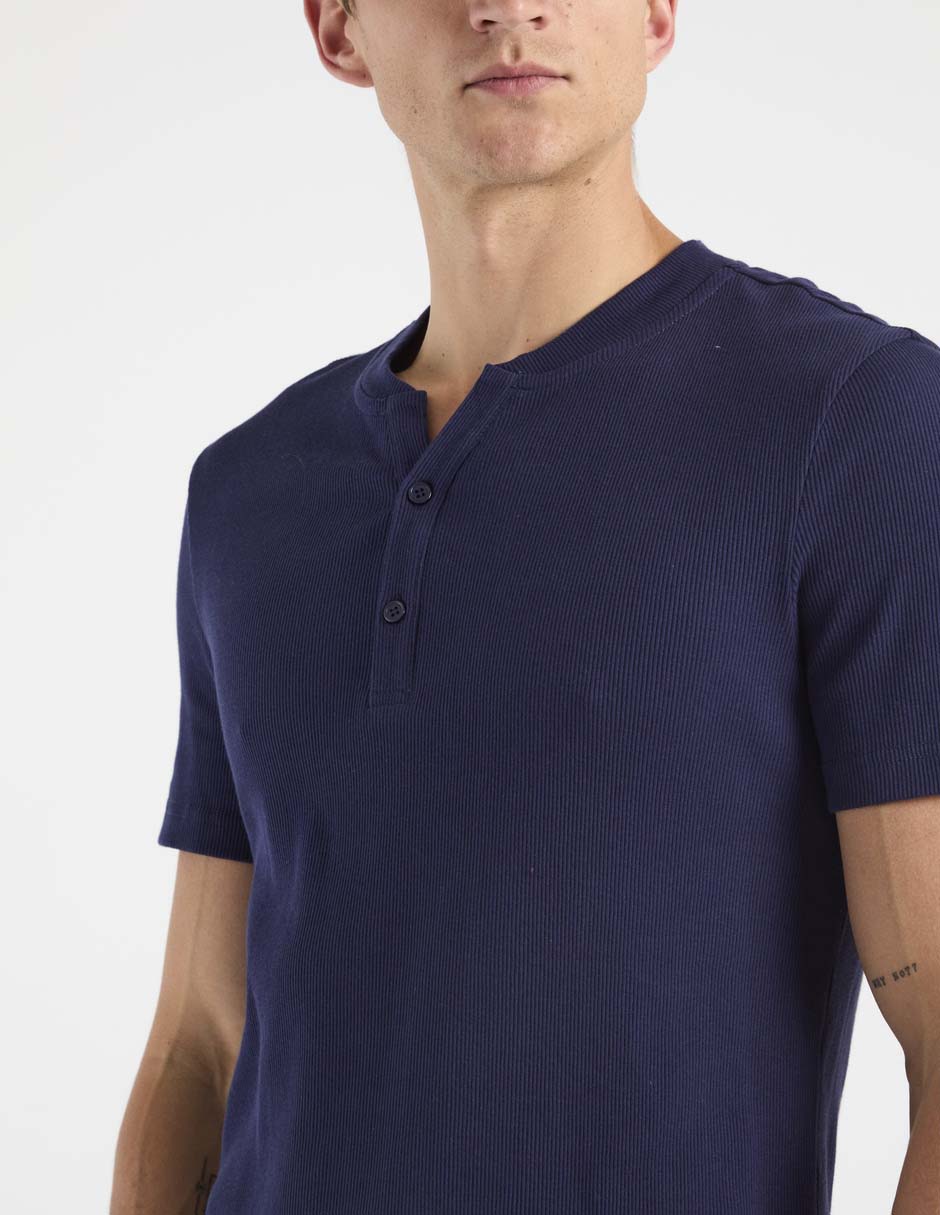 Playera cuello henley para hombre 4