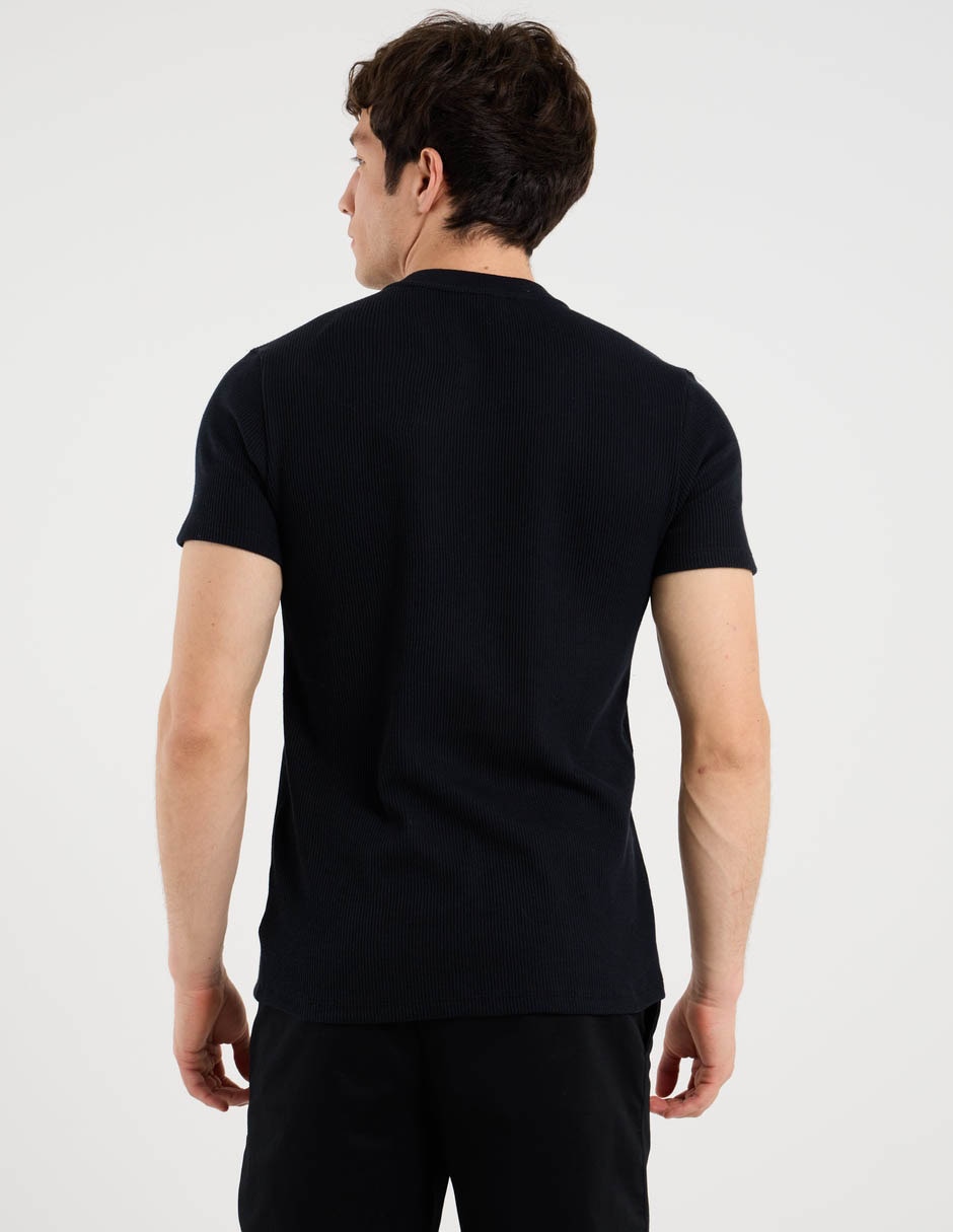 Playera cuello V para hombre 2